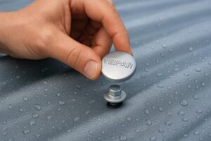 A tampa vedação VEIPAR protege telhados metálicos contra infiltrações e ferrugem, oferecendo instalação rápida, durabilidade e acabamento profissional. (imagem gerada com inteligência artificial)